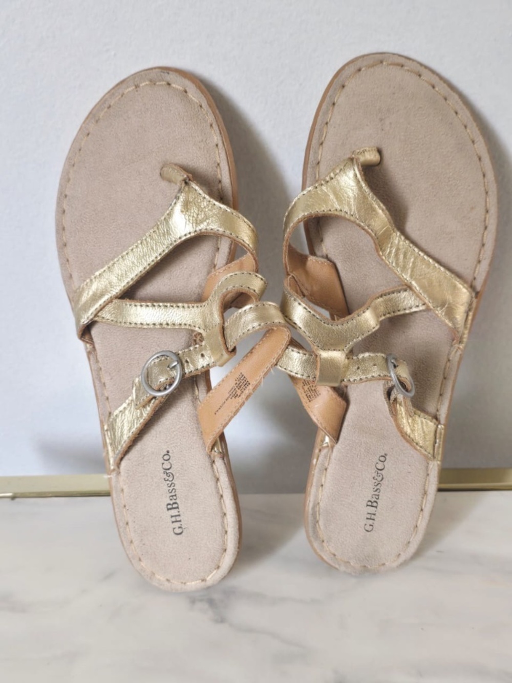G.H. Bass & Co. Gold Metallic Leather Strappy Thong Sandals Size 6M.